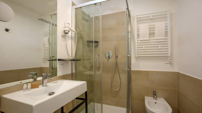 Relais-Luxury-Corso-junior-suite-bagno-camera-roma-foto